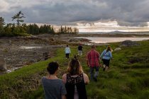 Visão traseira da família adulta caminhando para a costa em Maine, EUA — Fotografia de Stock