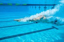 Entrenamiento de deportista olímpico en la piscina - foto de stock