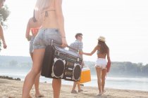Freundeskreis genießt Strandparty — Stockfoto