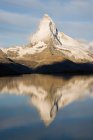 Matterhorn spiegelt sich im See — Stockfoto