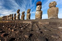 Estátuas de Moai em fila — Fotografia de Stock