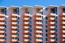 Edificio alberghiero in colore pesca, Florida, Stati Uniti d'America — Foto stock