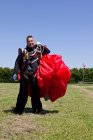 Парашутист холдингу парашутом на відкритому повітрі — стокове фото