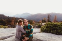 Casal sentado em rochas nas montanhas, Parque Nacional Sequoia, Califórnia, EUA — Fotografia de Stock
