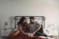 Romantisches Paar frühstückt im Bett — Stockfoto