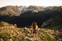 Vue arrière de la femme sur un affleurement rocheux regardant vers la vue, Rocky Mountain National Park, Colorado, USA — Photo de stock