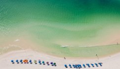 Vista aérea de guarda-chuvas na praia, Destin, Florida, EUA — Fotografia de Stock