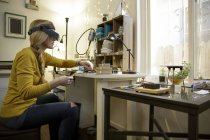 Female jewellery maker preparing metal in design studio — Stock Photo
