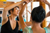 Insegnante di balletto maturo con ballerine — Foto stock