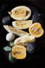 Натюрморт з нарізаною гарбузом і динею з чорною картоплею — стокове фото