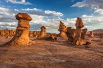 Formaciones rocosas en desierto seco - foto de stock