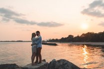 Coppia romantica faccia a faccia su masso, Lago Ontario, Toronto, Canada — Foto stock