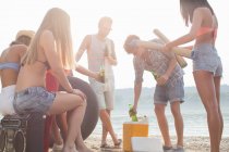 Група друзів насолоджується пляжною вечіркою — стокове фото