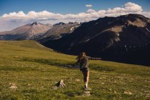 Donna in equilibrio sulla roccia dalle montagne, Rocky Mountain National Park, Colorado, USA — Foto stock