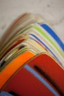 Close up de skimboards pintados à mão coloridos — Fotografia de Stock