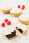 Mince pies with raisins and cranberries on table — Stock Photo