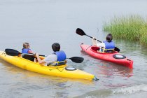 Coppia e figlie kayak — Foto stock