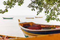 Bateaux de pêche colorés être mer, Florianopolis, Santa Catarina, Brésil — Photo de stock