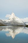 Montanha refletida no lago — Fotografia de Stock