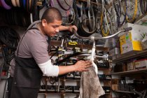 Mechaniker arbeitet in Fahrradgeschäft — Stockfoto