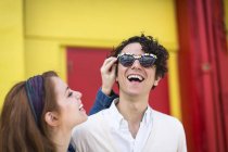 Пара намагається на веселих сонцезахисних окулярах — стокове фото