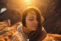 Женщина наслаждается бризом, Подкова изгиба, Пейдж, Аризона, США — стоковое фото