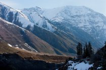 Воздушный вид снежного горного хребта при солнечном свете — стоковое фото