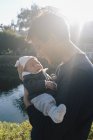 Père tenant bébé garçon, à l'extérieur — Photo de stock