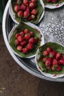 Ansicht von reifen Erdbeeren auf Tellern auf dem Tisch — Stockfoto