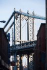 Ponte East River ed edifici cittadini — Foto stock