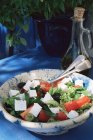 Греческий салат в миске — стоковое фото