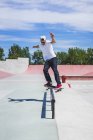 Skateboarder balancieren auf bank, montreal, quebec, canada — Stockfoto