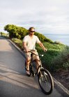 Человек на велосипеде на тропе — стоковое фото