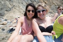 Портрет двох друзів, що сидять на пляжі, посміхаючись, Блок-Айленд, Род-Айленд, США — стокове фото