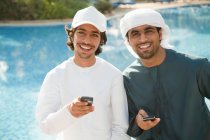 Dois homens do Oriente Médio com telefones celulares — Fotografia de Stock
