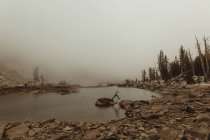 Мужчина-турист, вымывающийся из озерной скалы, минеральный король, Национальный парк Секуа, Калифорния, США — стоковое фото