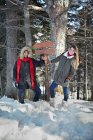 Ehepaar hält Holzschild im Wald — Stockfoto