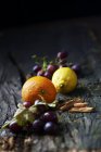 Frutta e cannella sulla vecchia superficie di legno — Foto stock
