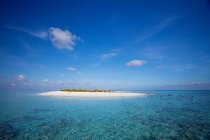 Bellissima isola nell'oceano — Foto stock