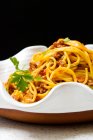 Espaguetis boloñeses con perejil - foto de stock