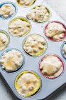 Muffin massa em lata de muffin na mesa de mármore na cozinha — Fotografia de Stock