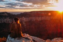 Donna seduta ai margini del Grand Canyon, Arizona, USA — Foto stock