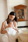 Madre asciugandosi bambina dopo il bagno — Foto stock