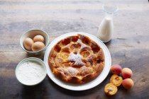 Tisch mit frischem Pfirsich-Dessert und Zutaten — Stockfoto