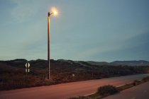 Vista del semaforo sulla strada al tramonto — Foto stock