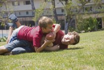 Figlio affrontare padre mentre gioca a football americano nel parco — Foto stock