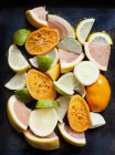 Top view of slices of citrus fruit on table — Stock Photo