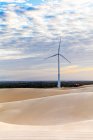 Вітрова турбіна на тлі прекрасного неба — стокове фото