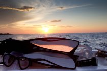 Attrezzatura da snorkeling posizionata a Water Edge con vista sul tramonto — Foto stock