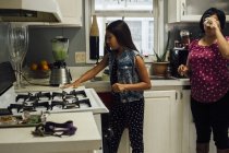 Mutter und Tochter in Küche beim Zubereiten von Smoothies — Stockfoto